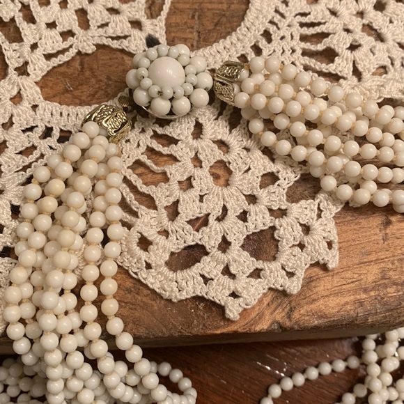 Vintage 8 Strand White Glass Bead Clasp Old Hollywood Style Necklace Jewelry - Picture 7 of 11